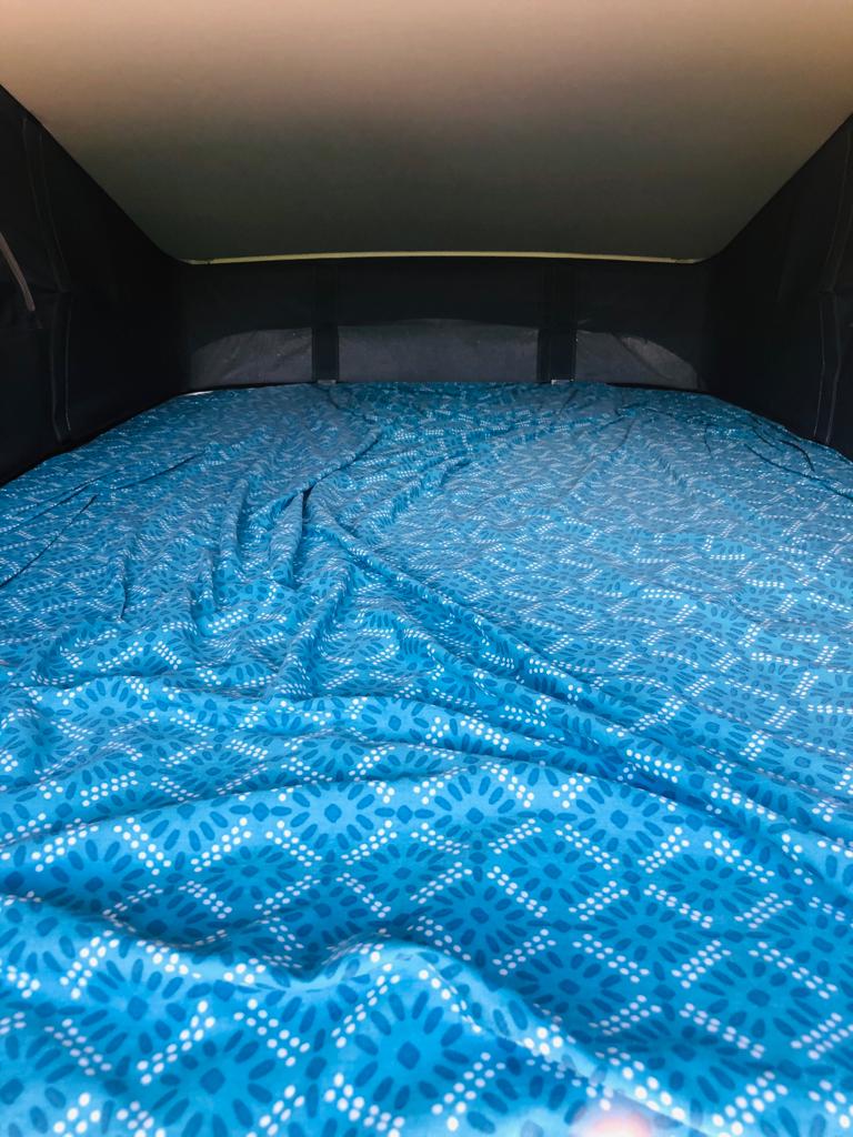 intérieur du van aménagé gwadavan avec lit deux places pour deux personnes